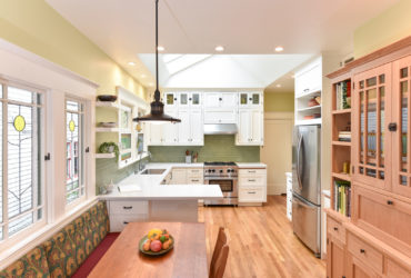 craftsman u-shaped kitchen with a white peninsula