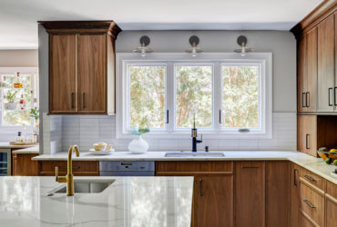 transitional l-shaped kitchen with an undermount sink and casement windows over