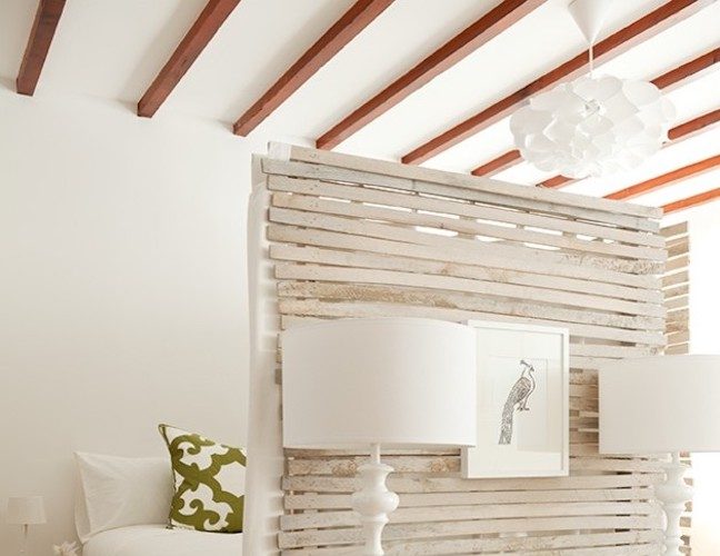 lathe panels in a beach style as a studio apartment room divider