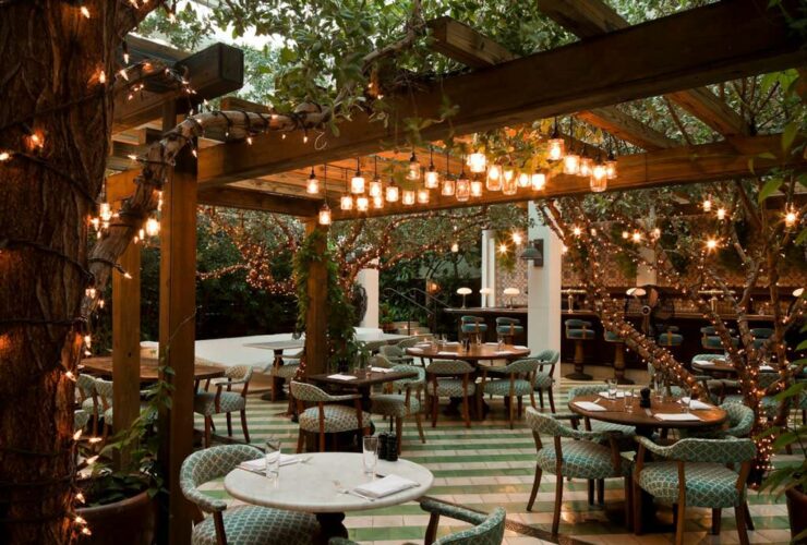 the tropical restaurant patio idea is completed with a lot of warming lights